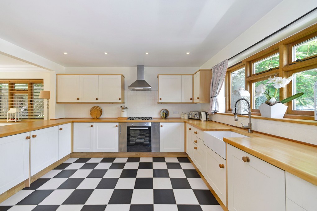 Avenue Road, Cranleigh, GU6 - Photo 2